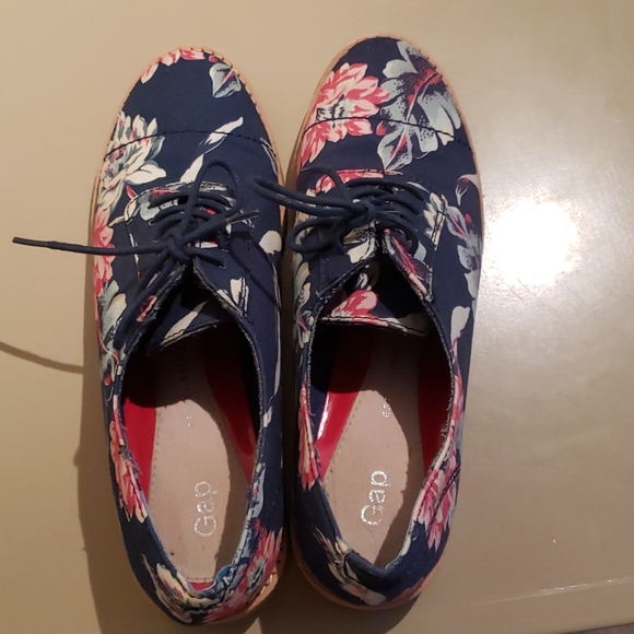 Gap floral fabric Oxford lace up. Size 7 - Picture 4 of 7